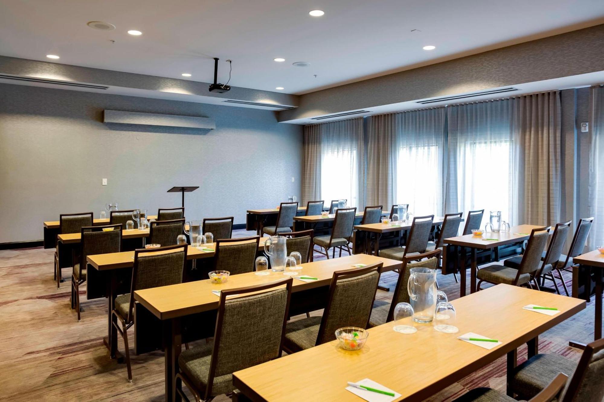 คอร์ตยาร์ด สเตทวิลล์ มัวร์สวิลล์/เลกนอร์แมน Hotel สเตทส์วิลล์ ภายนอก รูปภาพ
