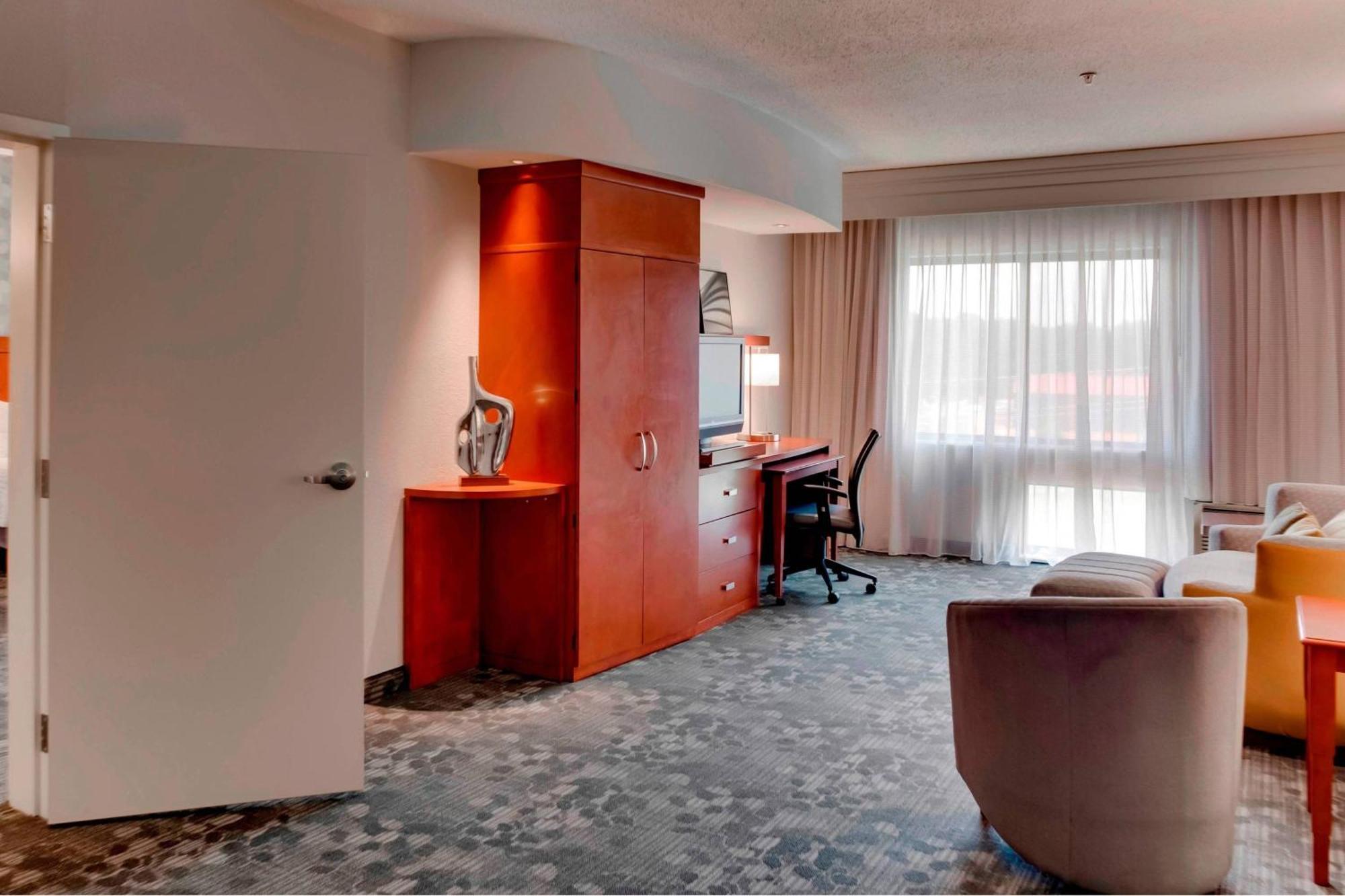 คอร์ตยาร์ด สเตทวิลล์ มัวร์สวิลล์/เลกนอร์แมน Hotel สเตทส์วิลล์ ภายนอก รูปภาพ