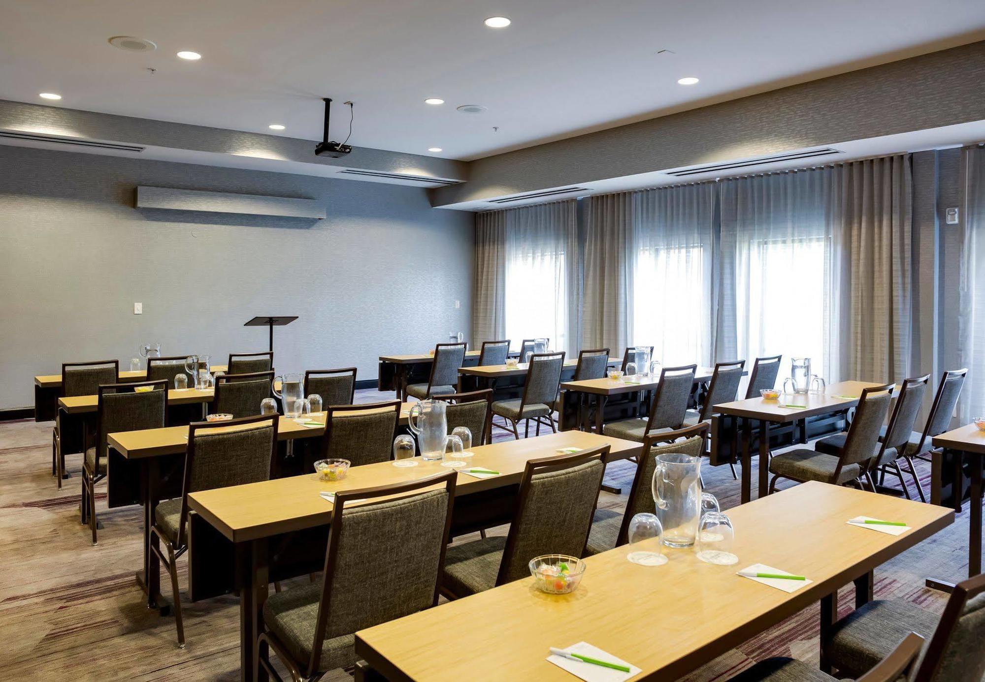 คอร์ตยาร์ด สเตทวิลล์ มัวร์สวิลล์/เลกนอร์แมน Hotel สเตทส์วิลล์ ภายนอก รูปภาพ