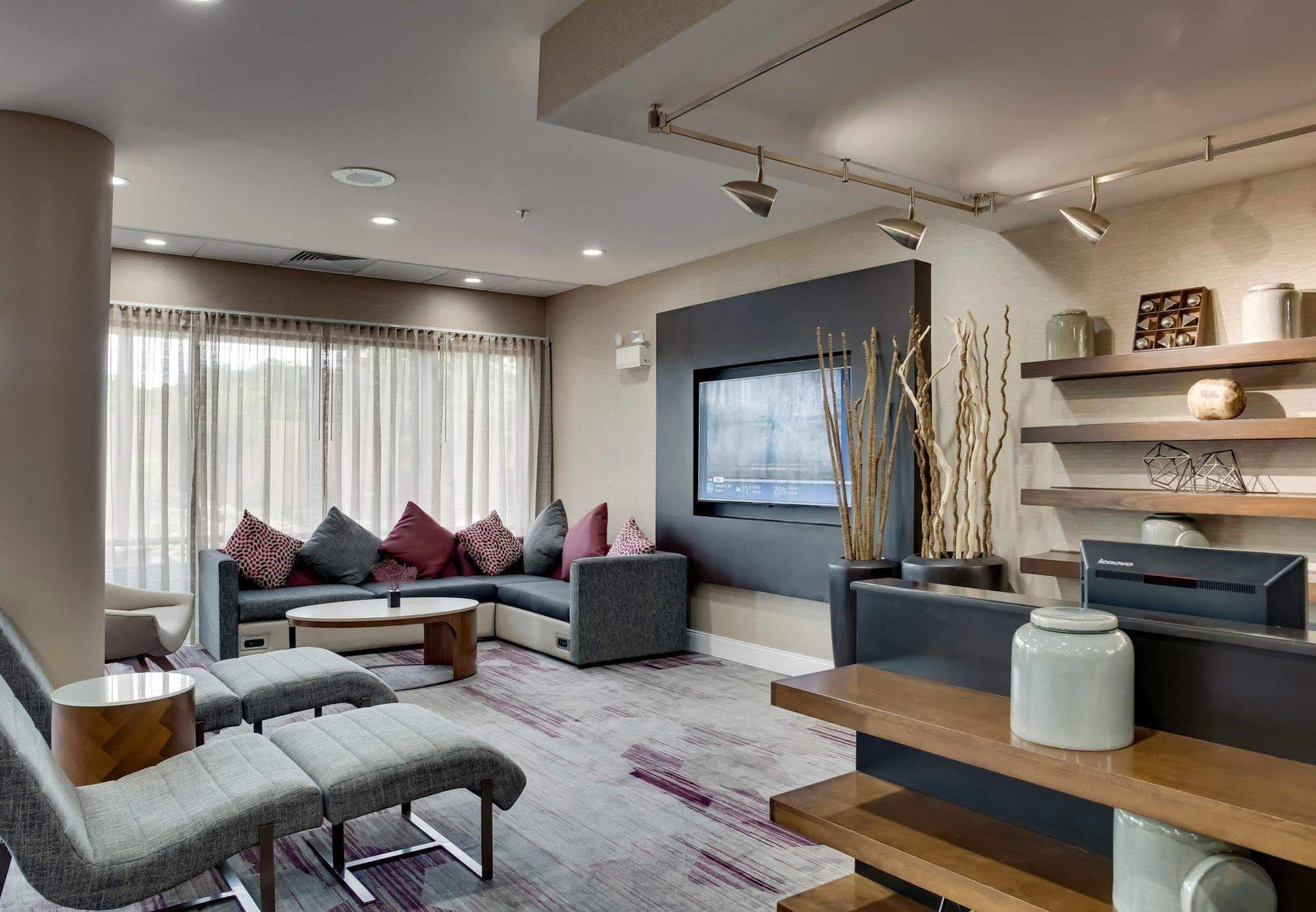 คอร์ตยาร์ด สเตทวิลล์ มัวร์สวิลล์/เลกนอร์แมน Hotel สเตทส์วิลล์ ภายนอก รูปภาพ